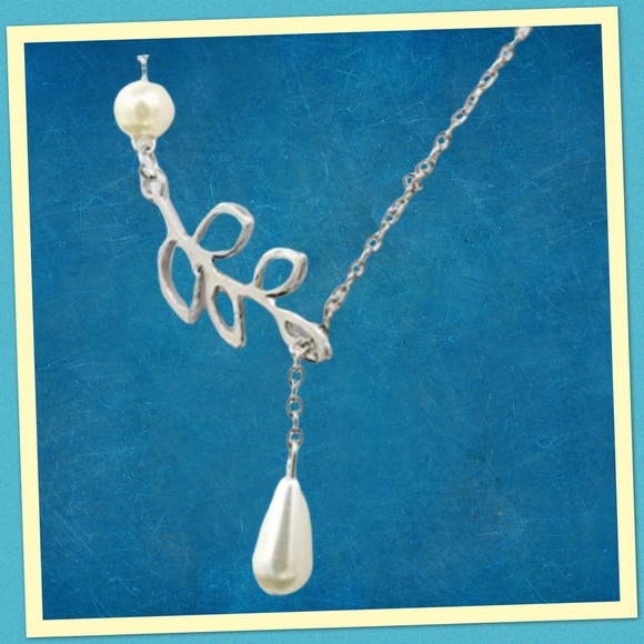 NWOT Silver Leaf Fashion Necklace w/ 2 Faux Pearls - Picture 4 of 5